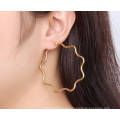 Trendy Natural Gold Flower Earrings para niñas pequeñas